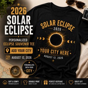 Può includere: Una t-shirt nera con la grafica di un'eclissi solare e il testo SOLAR ECLIPSE 2026, YOUR CITY HERE e AUGUST 12, 2026. Il design include una corona solare centrale, fasi lunari e linee decorative di colore giallo dorato.