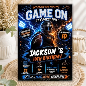 Puede incluir: Un folleto de invitación de cumpleaños rectangular con un jugador de fútbol americano con casco sosteniendo un balón sobre un fondo oscuro con rayos azules y naranjas. El texto incluye "GAME ON", "JACKSON'S 10TH BIRTHDAY" y los detalles.