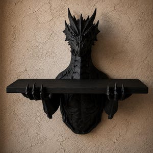 De Grimoire Guardian — Drakenwandplank, gotische boeken- en kristallenplank, handgeschilderd