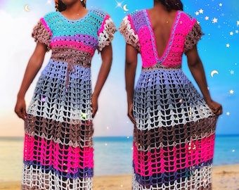 Può includere: Un lungo abito in crochet multicolore con una profonda scollatura a V sulla schiena. L'abito è realizzato con una varietà di colori, tra cui rosa, blu, marrone e bianco. L'abito ha un corpetto aderente e una gonna fluida.