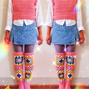 Könnte beinhalten: Eine rosa gehäkelte Weste über einem weißen Hemd mit Knöpfen und einem blauen Jeansrock. Die Person trägt rosa und mehrfarbige gehäkelte Kniestrümpfe.