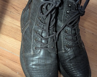 Botas de combate Baretraps Amysue de color gris oscuro con relieve de cocodrilo y cordones, talla 7.5 M para mujer.