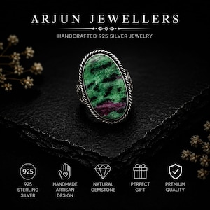 Puede incluir: Un anillo ovalado con una piedra preciosa de zoisita verde y magenta engastada en una banda de plata de ley 925 trenzada. El texto ARJUN JEWELLERS HANDCRAFTED 925 SILVER JEWELRY aparece arriba, con iconos de 925, hecho a mano, gema, regalo y calidad.