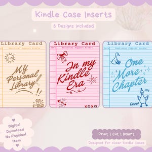 Könnte beinhalten: Drei rechteckige Kindle-Hülleneinlagen im Design von Bibliothekskarten. Die beige Karte zeigt My Personal Library, die rosa Karte In my Kindle Era und die blaue Karte One More Chapter. Jede Karte enthält linierte Grafiken und Illustrationen.