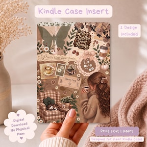 Op de afbeelding: Een rechthoekige Kindle-hoes insert met een collage van bruin getinte illustraties, waaronder een vlinder, een koffiekopje, een bibliotheekkaart, een geruite fauteuil met een kat en een persoon met lang bruin haar die een mok vasthoudt, met de tekst Hot Coffee Good Books en Pretty Girls Read Books.