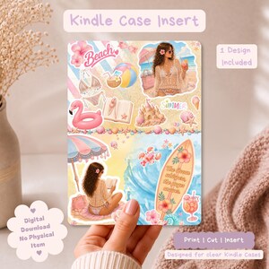 Könnte beinhalten: Ein rechteckiger Kindle-Hülleneinleger mit einer Collage aus sommerlichen Illustrationen, darunter ein Strandsonnenschirm, ein Surfbrett mit dem Text The Ocean whispers, the pages answer, ein rosa Flamingo-Schwimmring, eine Sandburg und tropische Getränke.