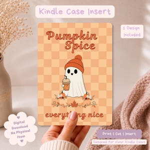 Könnte beinhalten: Ein rechteckiger Kindle-Hülleneinsatz mit einem hellorangen und pfirsichfarbenen Karomuster. Der Text lautet Pumpkin Spice everything nice. Ein weißes Gespenst mit orangefarbener Mütze hält einen Kaffeebecher, umgeben von Kürbissen und Blättern.