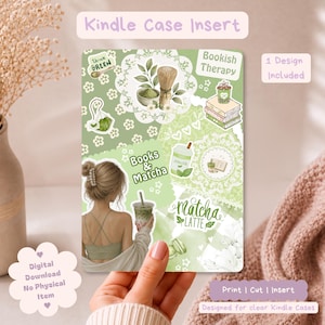 Könnte beinhalten: Ein rechteckiger Kindle-Hülleneinleger mit einer Collage aus grün gestalteten Illustrationen, darunter Matcha-Tee, ein Bambusbesen, gestapelte Bücher und eine Person mit einem Getränk. Der Text lautet Kindle Case Insert, Bookish Therapy, Books & Matcha und Matcha Latte.