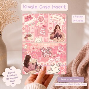 Könnte beinhalten: Ein rechteckiger Kindle-Hülleneinsatz in Pink mit verschiedenen Illustrationen, darunter eine lesende Person, ein Lutscher, ein Schmetterling, eine Katze und der Text Girls Can Do Anything, Lost in my Book, Kindle Girly und Sweet.