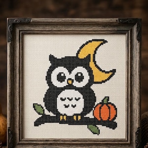 Schema per punto croce di Halloween in PDF: un simpatico gufo su un ramo con zucca e luna.