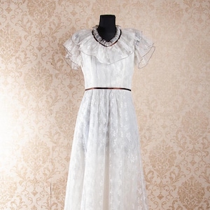 Cream white Lace Wedding Dress Bridal Gown  / Prairie Peasant Victorian  ruffle neck  70s  wedding dress / size small