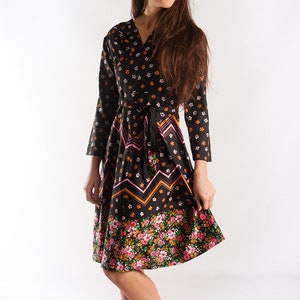 Sheer Floral 70s vtg dress  / Fit and Flare  V neck  Faux silk Floral Day Casual dress with belt  / size Small