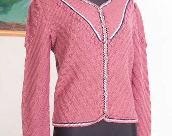 Handgestrickte Dirndl Strickjacke: Rosa Trachten 40er Jahre Stil, Medium