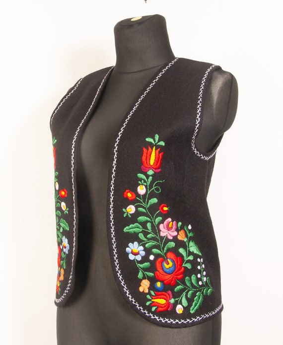 Hungarian hand embroidered Black floral vest / Ma… - image 2