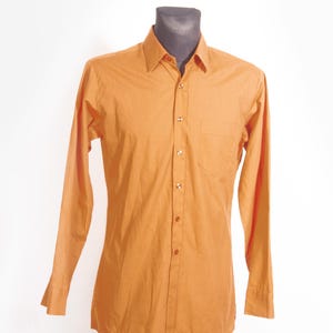Camisa vintage de hombre de los años 70 en color cobre, de polialgodón, con botones, cuello moderno escandinavo, talla M