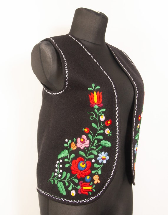 Hungarian hand embroidered Black floral vest / Ma… - image 6