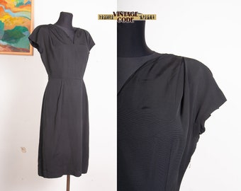 Black 50s Taffeta Cap Sleeve Wiggle dress  / Vtg  Film noir  Cocktail Party dress /  Sweetheart V neckline / z Small