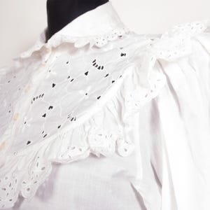 VTG Weiße Eyelet Spitze Victorian Prairie Bluse / Ruffle Lace Latz vorne Coquette Baumwollbluse / small bis medium