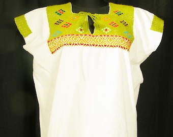 White Mexican embroidered blouse top / Chiapas Huipil Folk Ethnic top shirt