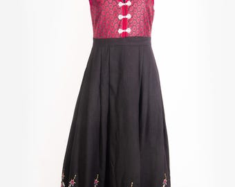 Frau Norweger Festdrakt Kleid / schwarz rot bestickt Norwegen Bunad Stil / Größe Small