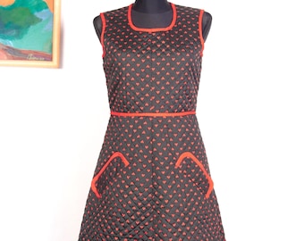 Minivestido acolchado con estampado de corazones vintage de los años 60 y 70: vestido mod sin mangas con bolsillos.