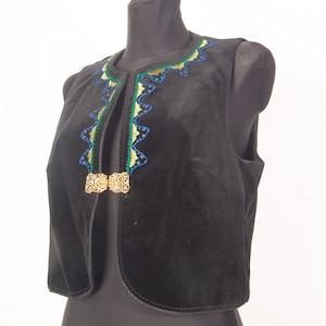 Vintage 70-tals svart sammetsväst / Broderad bohemisk väst / Västtyskland / Festivalväst / M