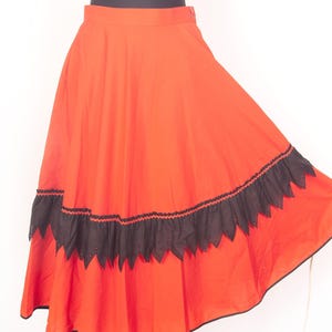 Vintage röd cirkelkjol / svart öljetter med spetskant flamenco folkdanskjol / liten