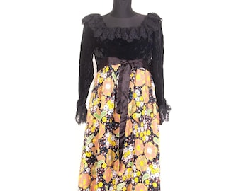 Vestido de terciopelo y gasa Jean Varon de los años 70: cintura imperio con ribete de encaje, talla pequeña.