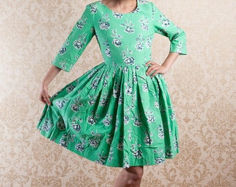Vestido vintage dos anos 50 em algodão waffle verde / Estampa de rosas brancas e azuis / Modelagem acinturada e evasê / Tamanho pequeno