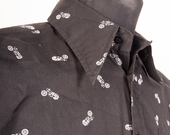 Vintage 70s Motorcycle Novelty Print Shirt / Black White Biker Pattern / Dagger Collar / Size  M L