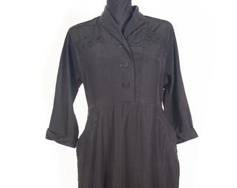 Vestido negro bordado vintage de los años 40 y 50 / Estilo New Look, corte entallado de mediados de siglo / Bolsillos delanteros / Talla M