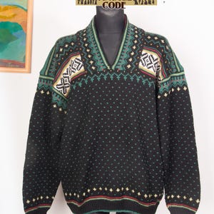 Vtg Nordic V neck pure new wool or wool blend Ornamental baggy sweater / sz Large to XL