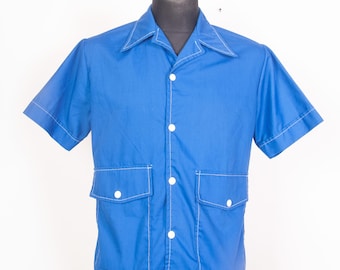 Camisa vintage de los años 60 estilo Surf King: Camisa retro azul de poliéster y algodón con botones.