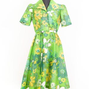 70s Vtg Fresh green Floral Fit and Flare dress  / Graphic Floral short sleeve Summer dress  / sz Medium