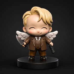 Könnte beinhalten: Eine Chibi-Figur eines blonden Charakters mit kleinen weißen Flügeln, bekleidet mit einem braunen Anzug und Krawatte. Die Figur hat einen lächelnden Ausdruck, hält ein silbernes Messer in der rechten und eine schwarze Pistole in der linken Hand.