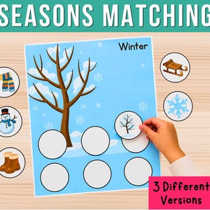 Könnte beinhalten: Ein Seasons Matching Lernarbeitsblatt mit hellblauem Hintergrund, einem braunen Baum und Schnee. Die Seite enthält den Text SEASONS MATCHING, Winter und 3 Different Versions. Runde Ausschnitte zeigen einen Schal, einen Schneemann, Stiefel und einen Schlitten.