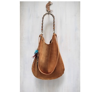 Bolso de piel estilo hobo, bolso con tachuelas, bolso bandolera de ante, bolso boho de ante color coñac