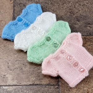 Handgebreide trui voor poppen van 35,5 cm (14 inch), geschikt voor Ruby Red Fashion Friends, Wellie Wishers en vergelijkbare poppen. Verkrijgbaar in verschillende kleuren.
