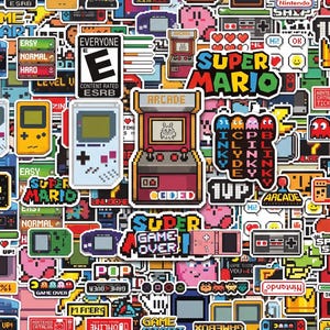 Może przedstawiać: Kolekcja kolorowych naklejek w stylu pixel art z różnymi motywami gier wideo retro. Wzory obejmują konsole przenośne, automaty do gier, logotypy Super Mario, oceny ESRB, postacie duchów oraz napisy game over w gęstym układzie.