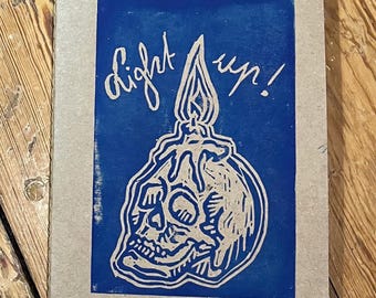 Cuaderno con forma de calavera que se ilumina
