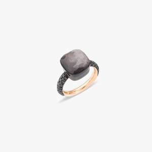 Könnte beinhalten: Ein Ring mit einem großen, facettierten, kissenförmigen dunkelgrauen Stein auf einer Ringschiene. Die Schiene besteht innen aus rosafarbenem Metall und ist an den äußeren Rändern und Schultern mit kleinen, dunklen, funkelnden Steinen besetzt.