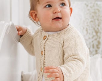 Modèle de tricot pour bébé et enfant en bas âge | Gilet raglan tricoté du haut vers le bas | Veste bébé en mérinos (PDF) | Tailles 0 à 4 ans