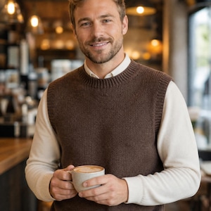 Puede incluir: Un chaleco de punto marrón oscuro con cuello redondo y dobladillo acanalados, usado sobre una camisa de manga larga de color crema. La prenda presenta un diseño sencillo y liso con un patrón de punto texturizado y una silueta sin mangas.