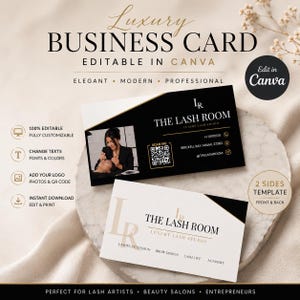Può includere: Un modello di biglietto da visita fronte-retro per uno studio di ciglia con una combinazione di colori bianco e nero. Il design include il testo THE LASH ROOM, un codice QR, dettagli di contatto e una foto segnaposto di un'applicazione.