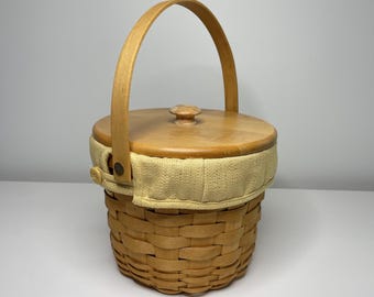 Cesta Longaberger con asa giratoria, tapa, forro de tela amarilla y piedra para pan.