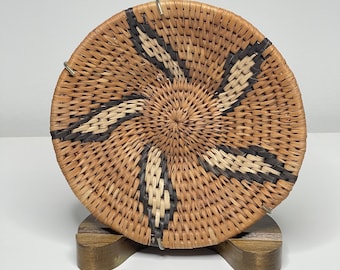 Cesto pequeno africano trançado para pendurar, com estampa floral em preto e branco.