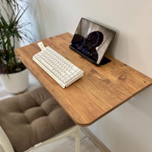 Opklapbare wandtafel met planken, grenenhouten Murphy-bureau, ruimtebesparende keukentafel