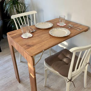 Opklapbare grenenhouten tafel met frame voor wandmontage, ruimtebesparend Murphy-bureau (60 x 90 cm).