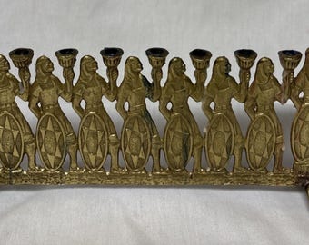 Portacandele vintage in ottone raffiguranti soldatini Maccabei per Honukkah e Menorah, 26,7 cm x 12,7 cm