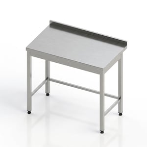 Op de afbeelding: Een rechthoekige roestvrijstalen werktafel met een vlak oppervlak en een opstaande achterrand. De tafel wordt ondersteund door vier vierkante poten die verbonden zijn door horizontale dwarsbalken, met verstelbare zwarte voetjes aan de basis.